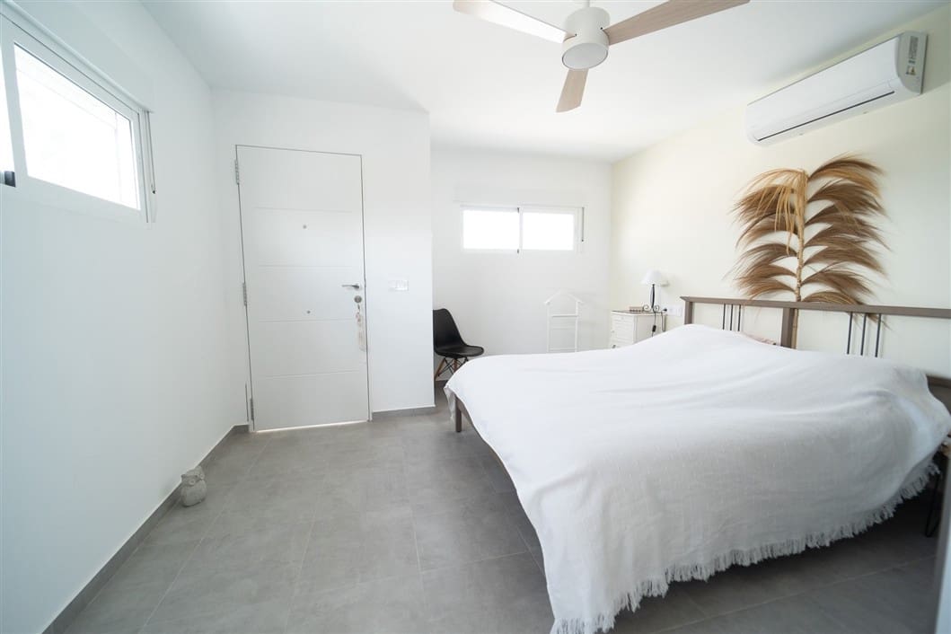 4 Zimmer Villa zu verkaufen in La Siesta mit Pool - 495.000 € (Ref: 9542561)