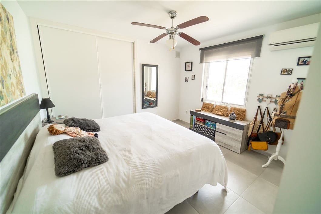 4 Zimmer Villa zu verkaufen in La Siesta mit Pool - 495.000 € (Ref: 9542561)