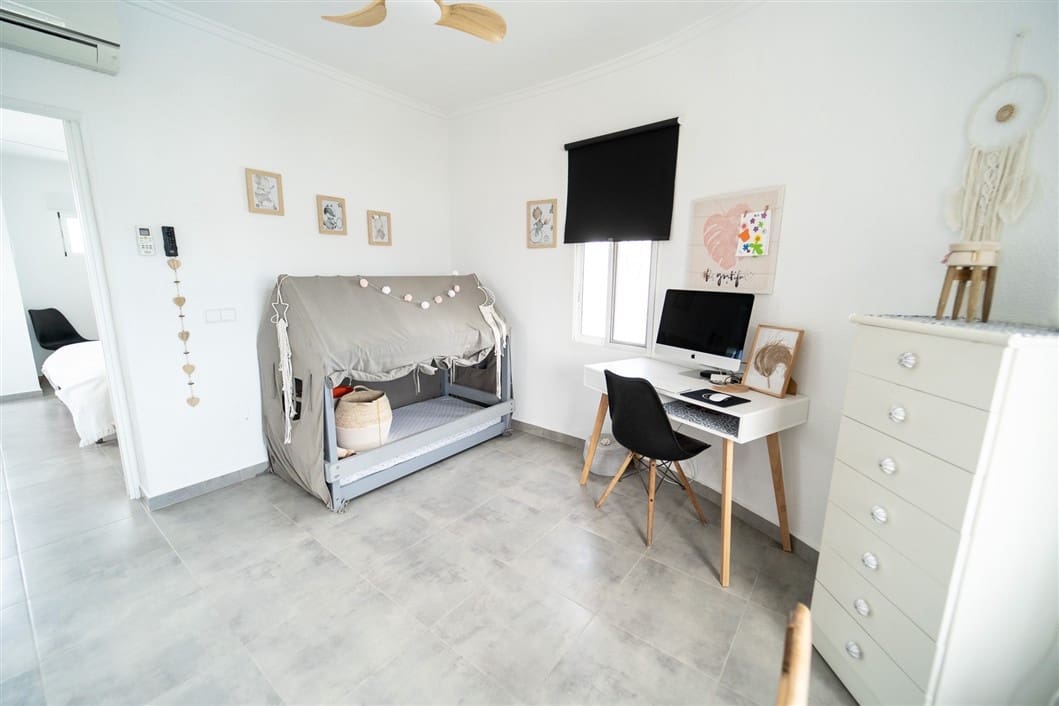 4 Zimmer Villa zu verkaufen in La Siesta mit Pool - 495.000 € (Ref: 9542561)