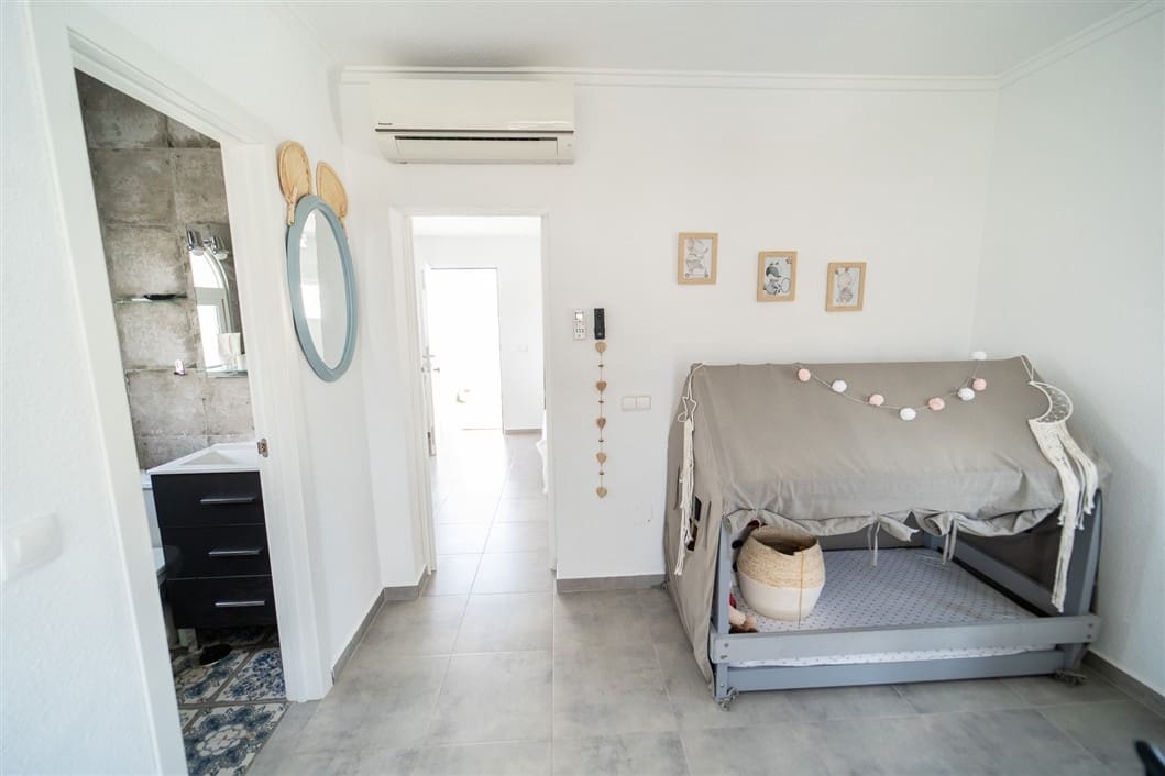 4 Zimmer Villa zu verkaufen in La Siesta mit Pool - 495.000 € (Ref: 9542561)