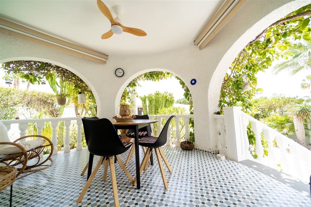 4 Zimmer Villa zu verkaufen in La Siesta mit Pool - 495.000 € (Ref: 9542561)