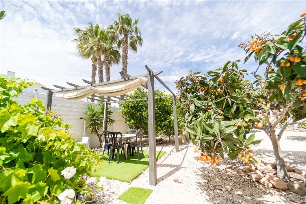 4 Zimmer Villa zu verkaufen in La Siesta mit Pool - 495.000 € (Ref: 9542561)