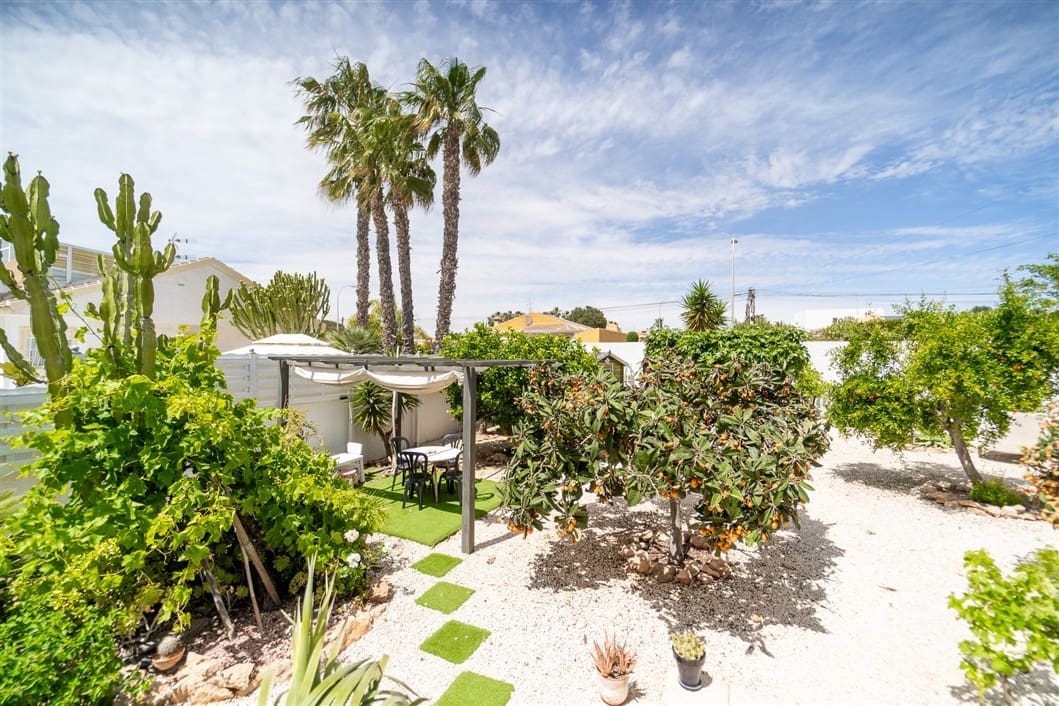 4 Zimmer Villa zu verkaufen in La Siesta mit Pool - 495.000 € (Ref: 9542561)