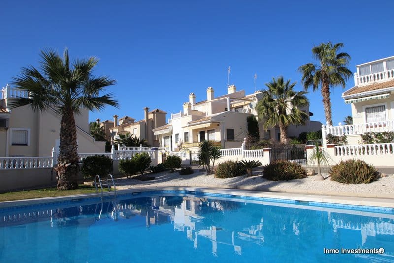 3 chambre Villa/Maison Mitoyenne à vendre à Playa Flamenca avec piscine - 249 000 € (Ref: 9610127)