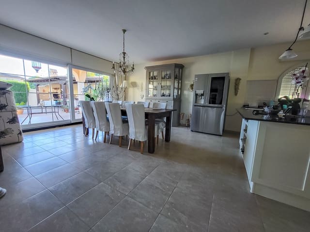 3 bedroom Villa for sale in Playa Flamenca, Orihuela with pool garage - € 860,000 (Ref: 9720339)