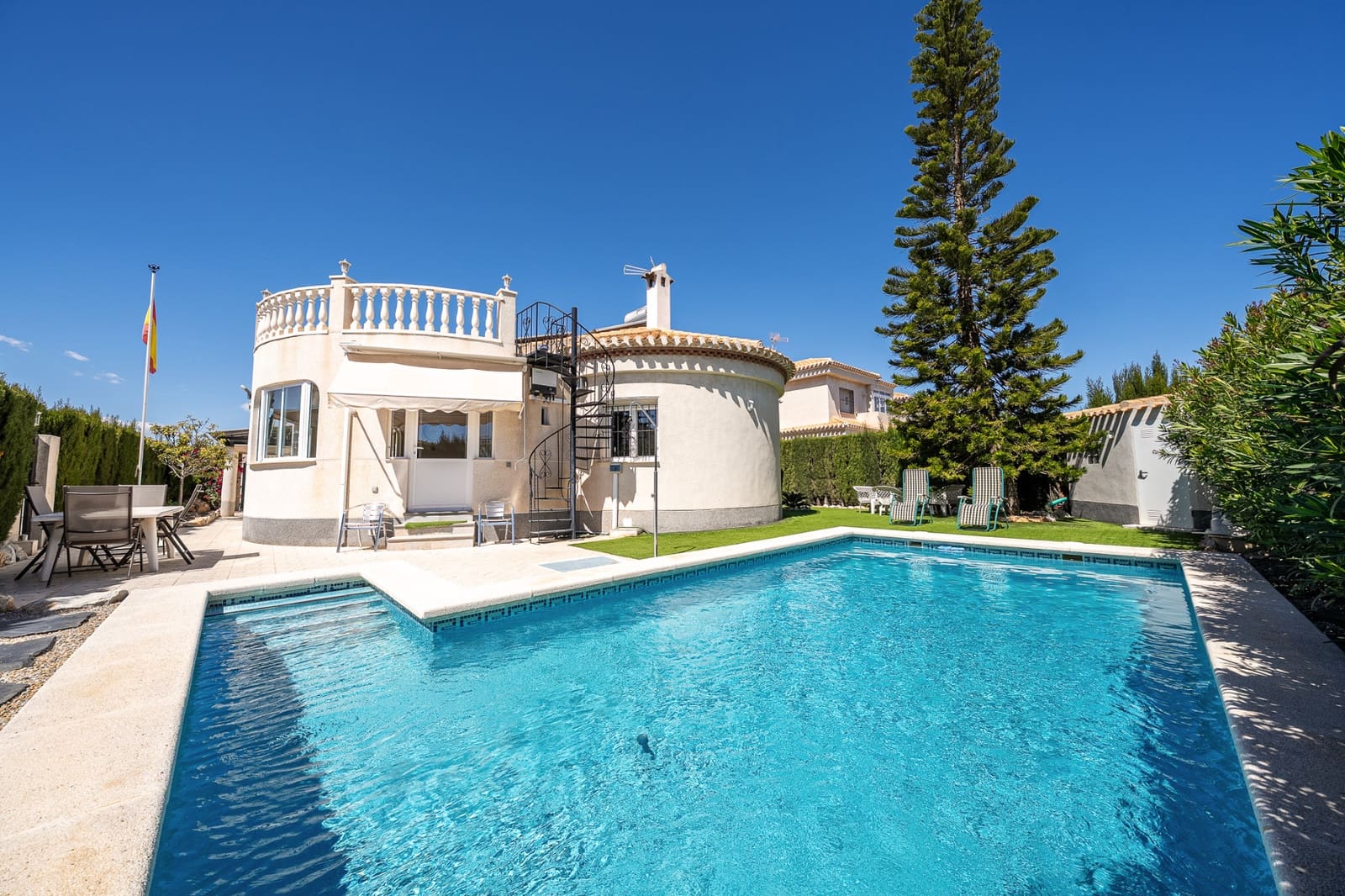 3 soveværelse Villa til salg i Playa Flamenca med swimmingpool - € 565.000 (Ref: 9720341)