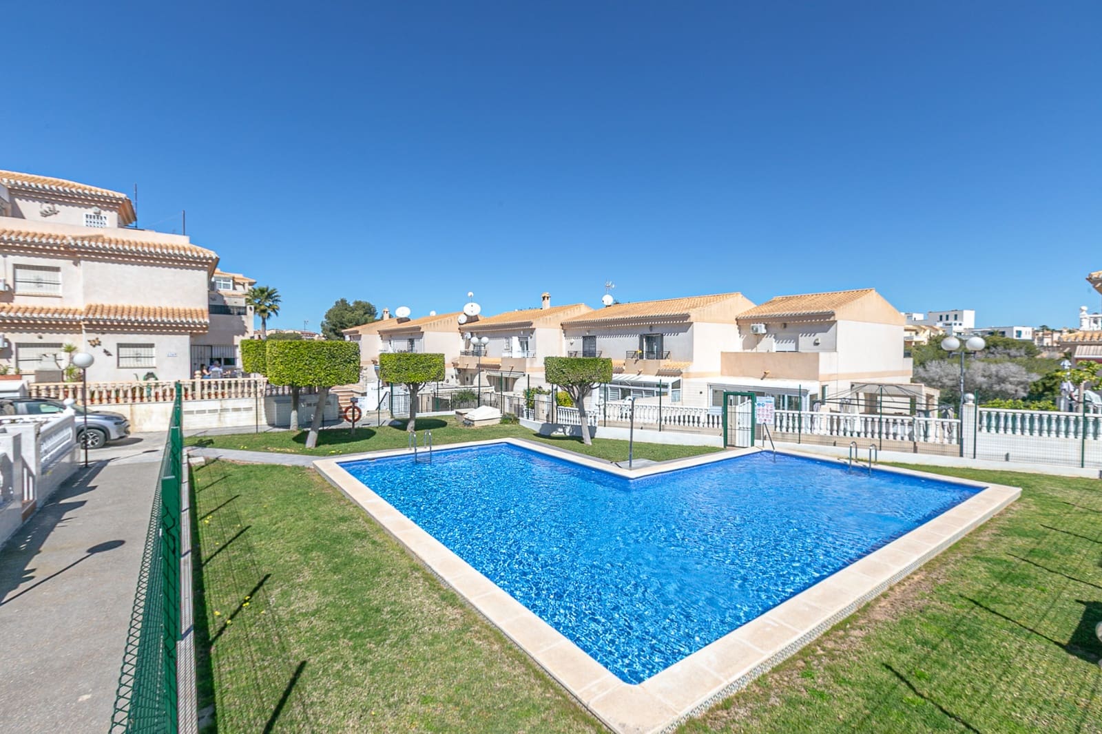 2 slaapkamer Villa te koop in Playa Flamenca met zwembad - € 285.000 (Ref: 9737219)