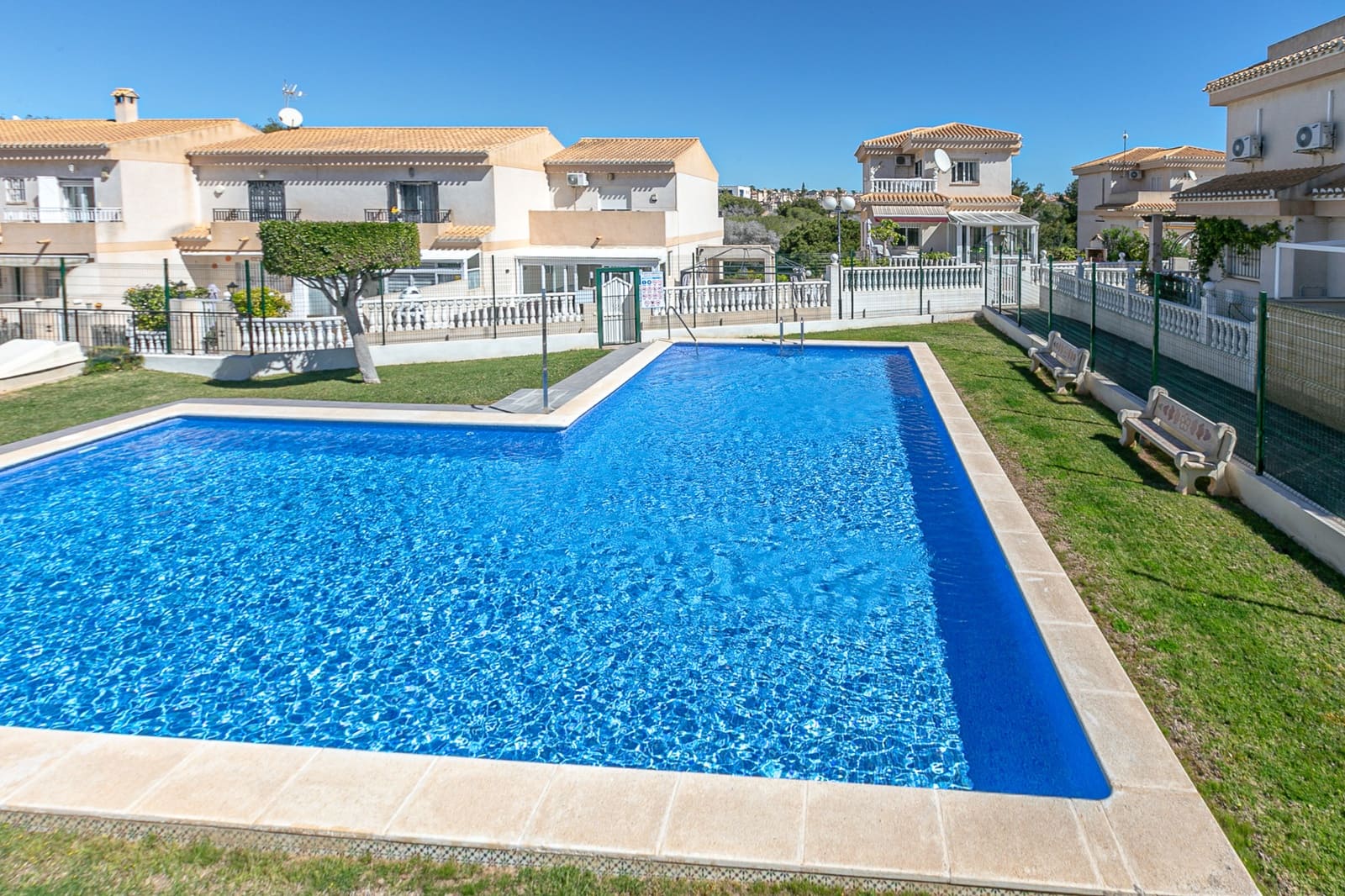 2 slaapkamer Villa te koop in Playa Flamenca met zwembad - € 285.000 (Ref: 9737219)