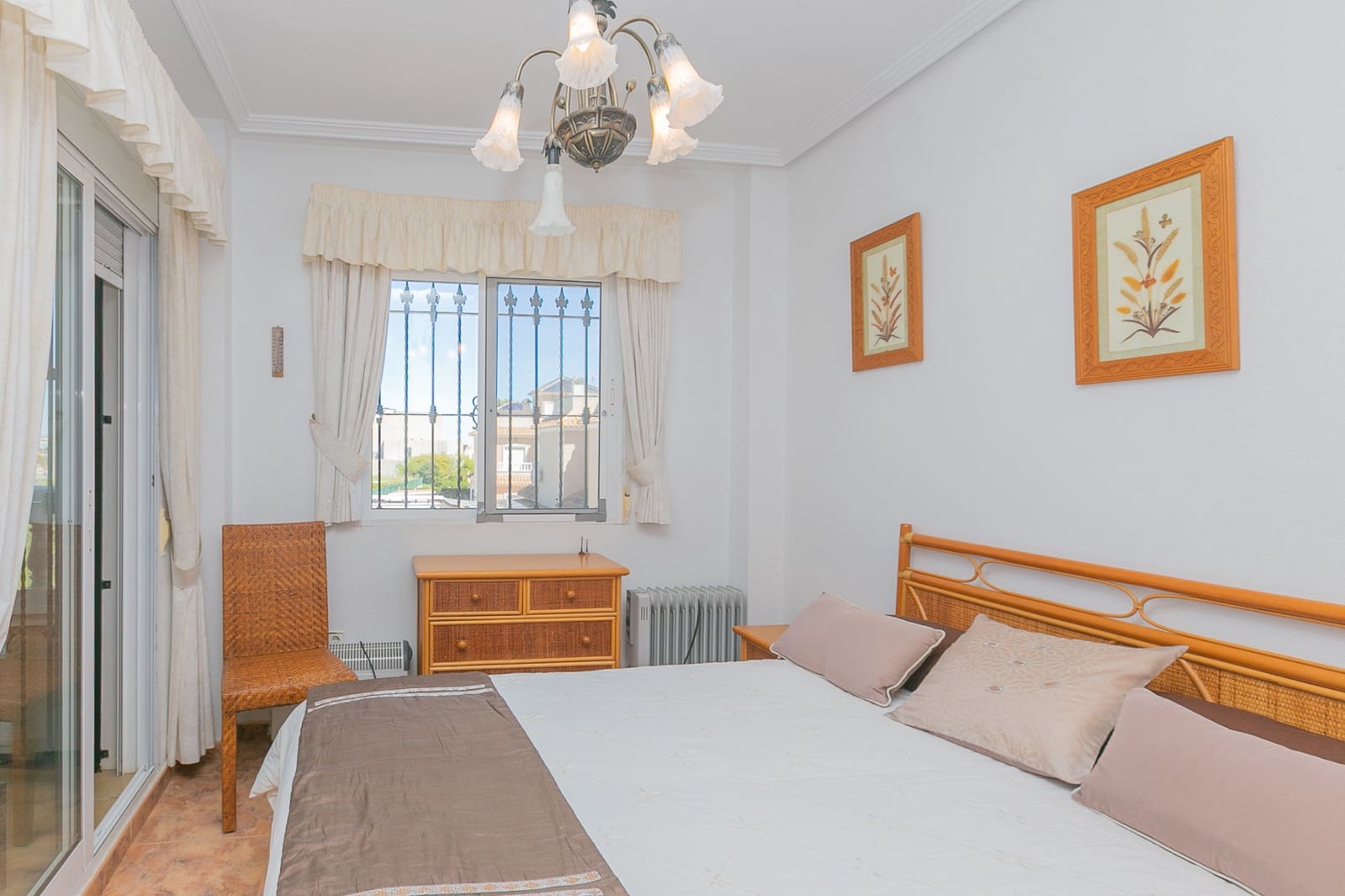 Pareado de 2 habitaciones en La Zenia en venta con piscina - 295.000 € (Ref: 9753646)