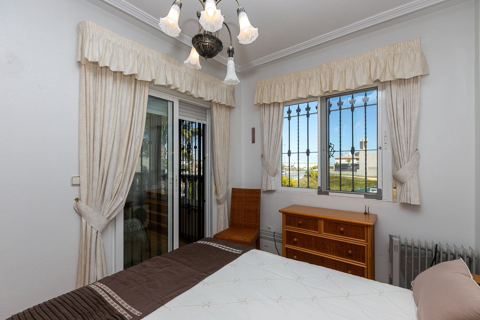 Pareado de 2 habitaciones en La Zenia en venta con piscina - 295.000 € (Ref: 9753646)