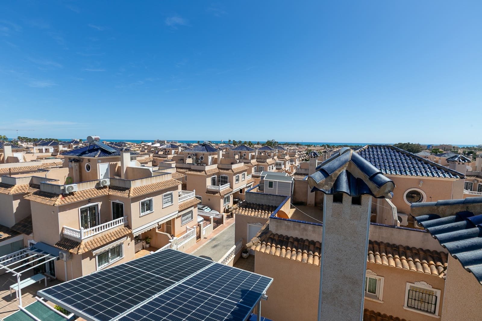 Pareado de 2 habitaciones en La Zenia en venta con piscina - 295.000 € (Ref: 9753646)