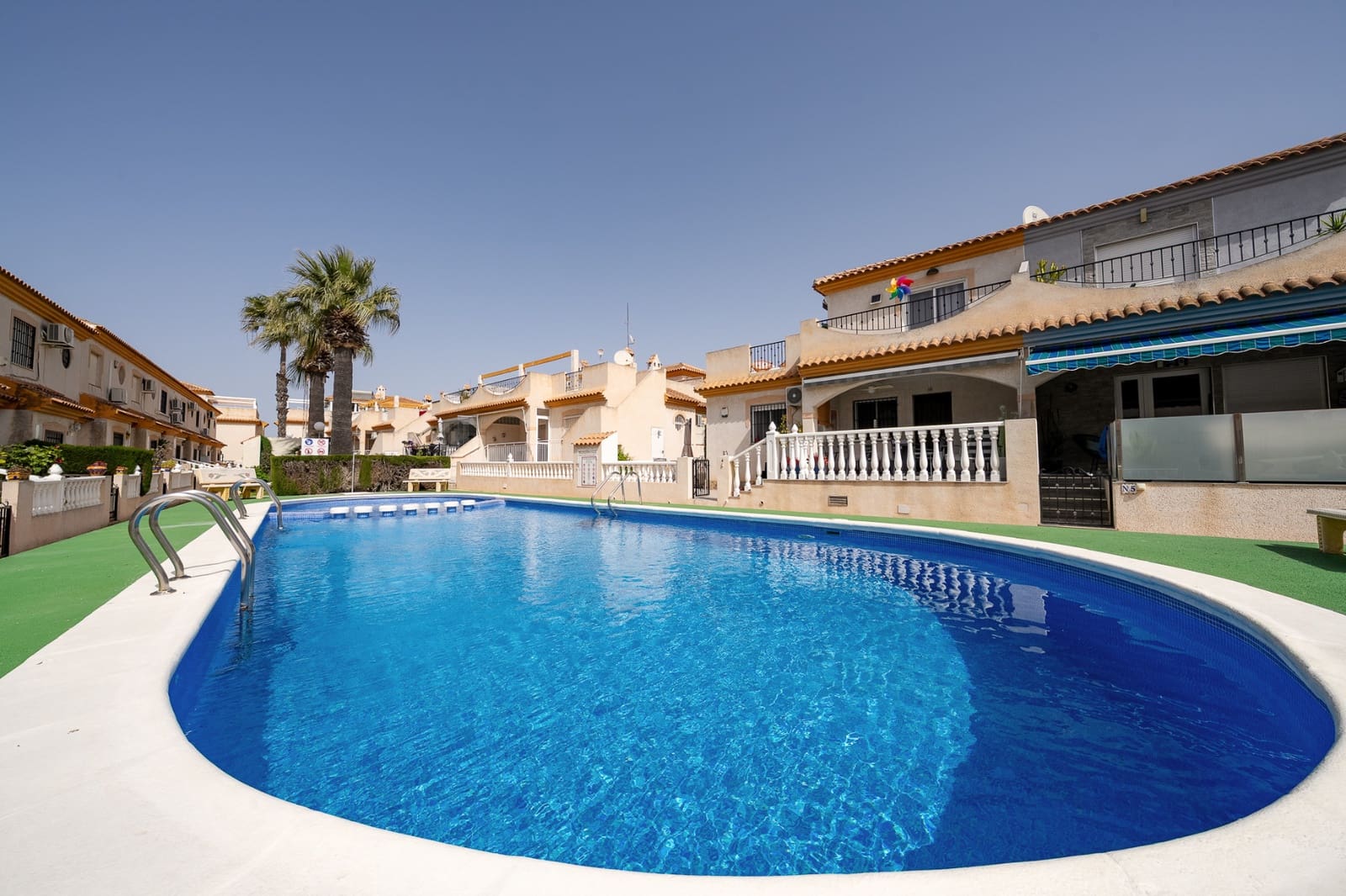 3 makuuhuone Rivitalo myytävänä paikassa Playa Flamenca mukana uima-altaan - 249 500 € (Ref: 9761304)