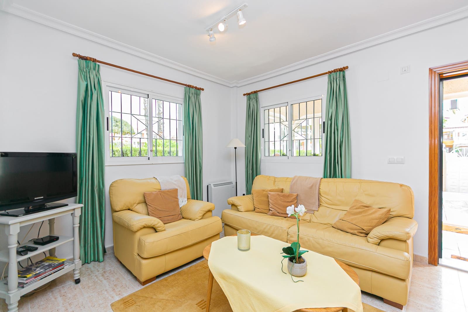 Adosado de 2 habitaciones en Playa Flamenca en venta con piscina garaje - 270.000 € (Ref: 9777126)