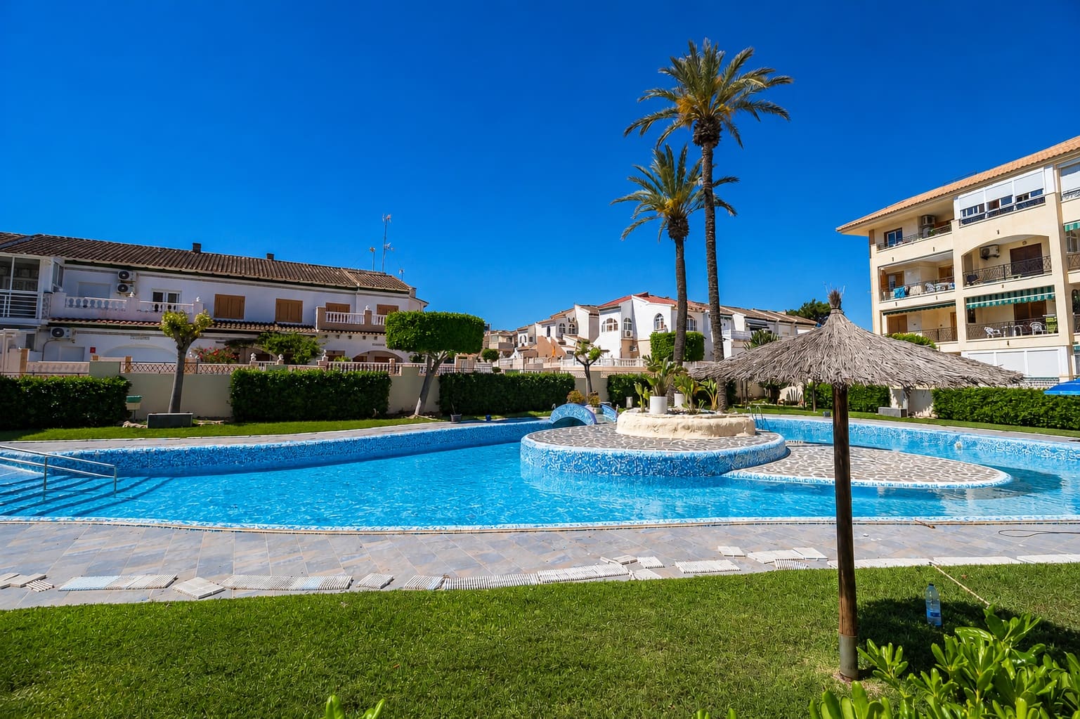 1 soverom Penthouse til salgs i La Mata med svømmebasseng - € 142 000 (Ref: 9865955)