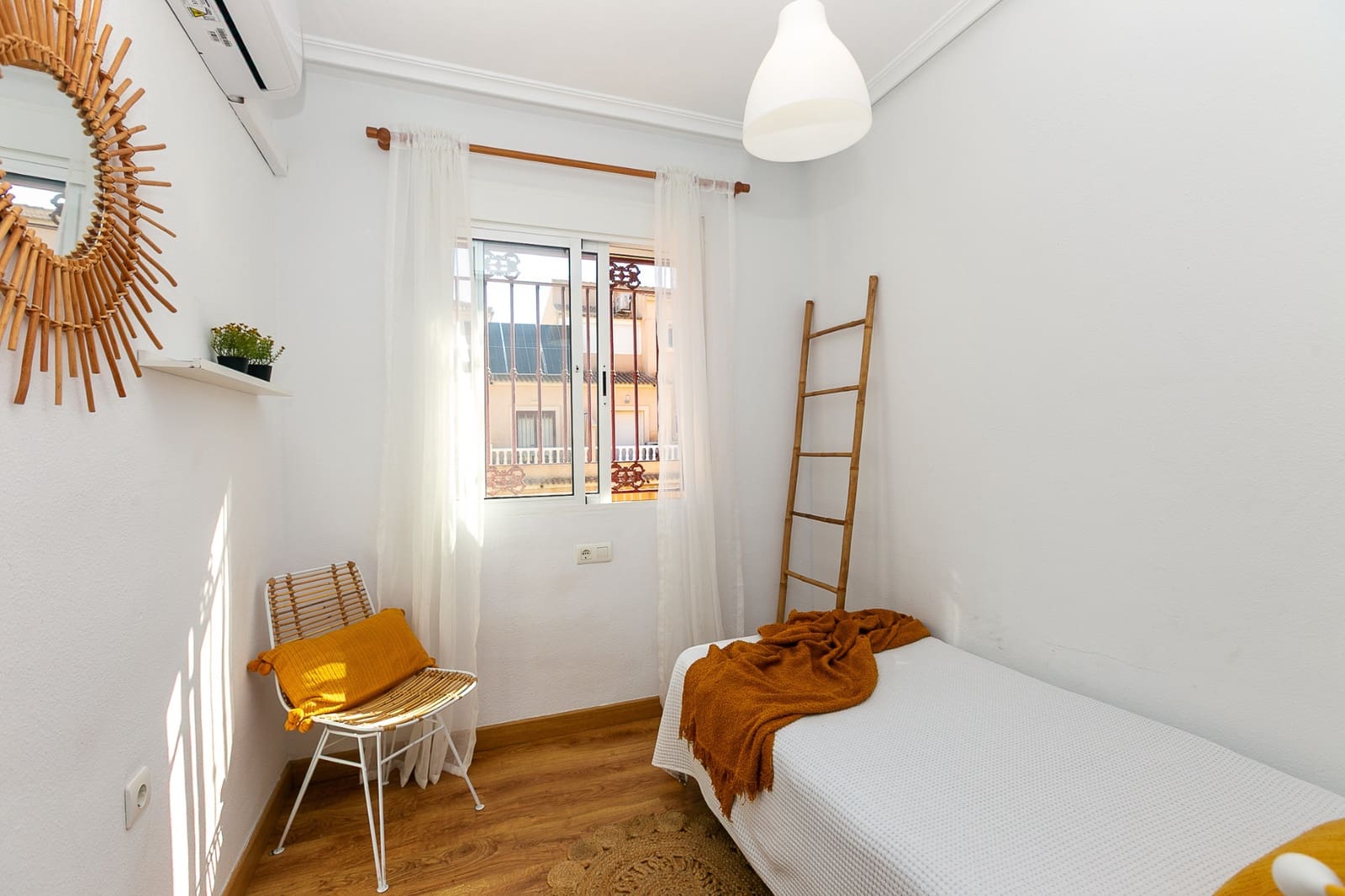 3 sypialnia Dom na sprzedaż w Playa Flamenca z basenem - 285 000 € (Ref: 9867887)