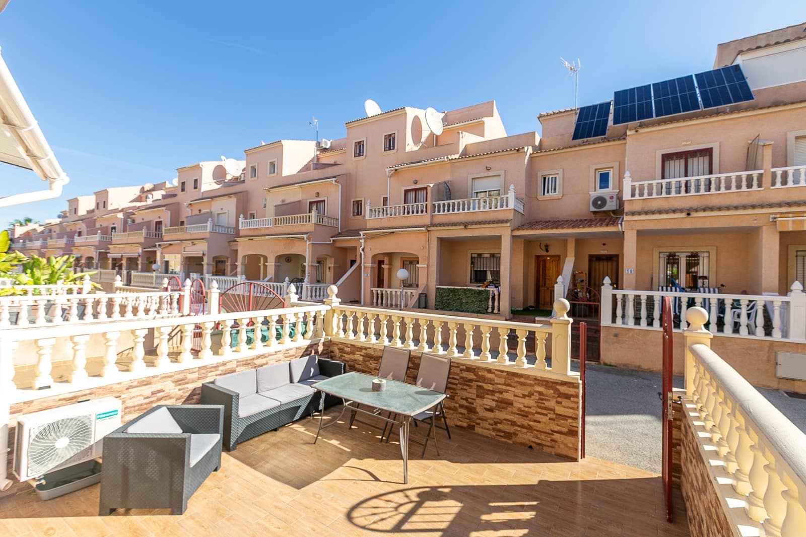 3 sypialnia Dom na sprzedaż w Playa Flamenca z basenem - 285 000 € (Ref: 9867887)