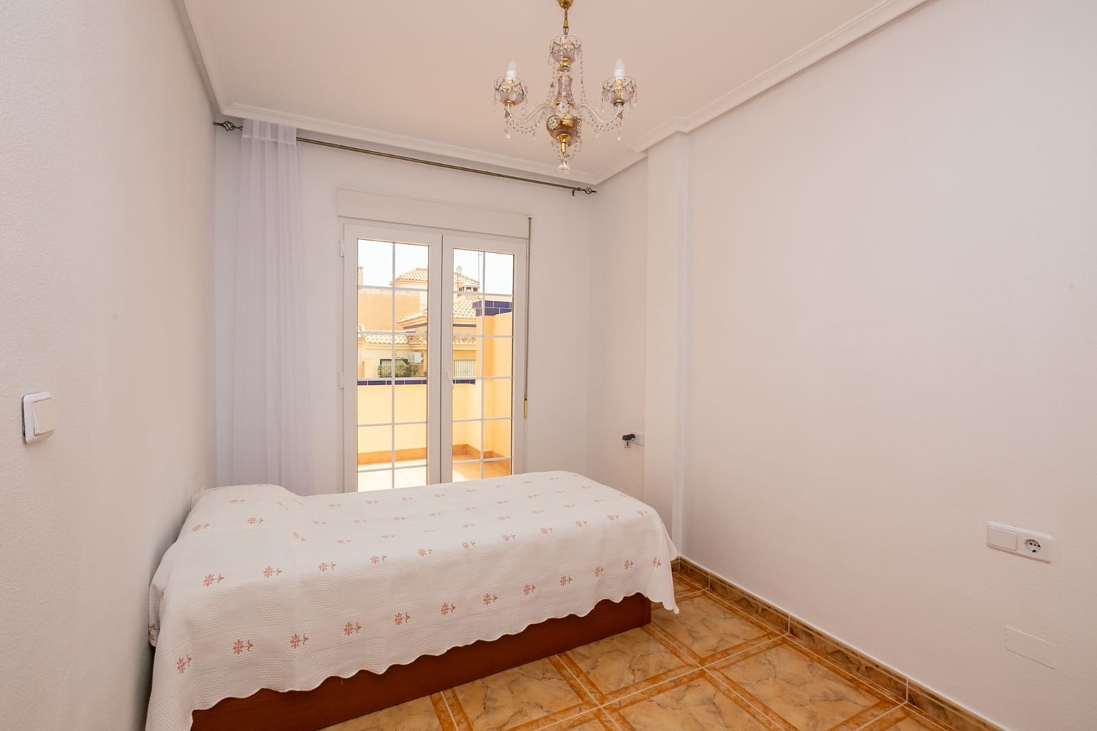 Casa de 3 habitaciones en La Zenia en venta con piscina - 280.000 € (Ref: 9981411)
