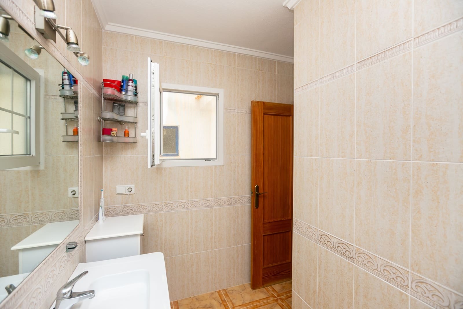 Casa de 3 habitaciones en La Zenia en venta con piscina - 280.000 € (Ref: 9981411)