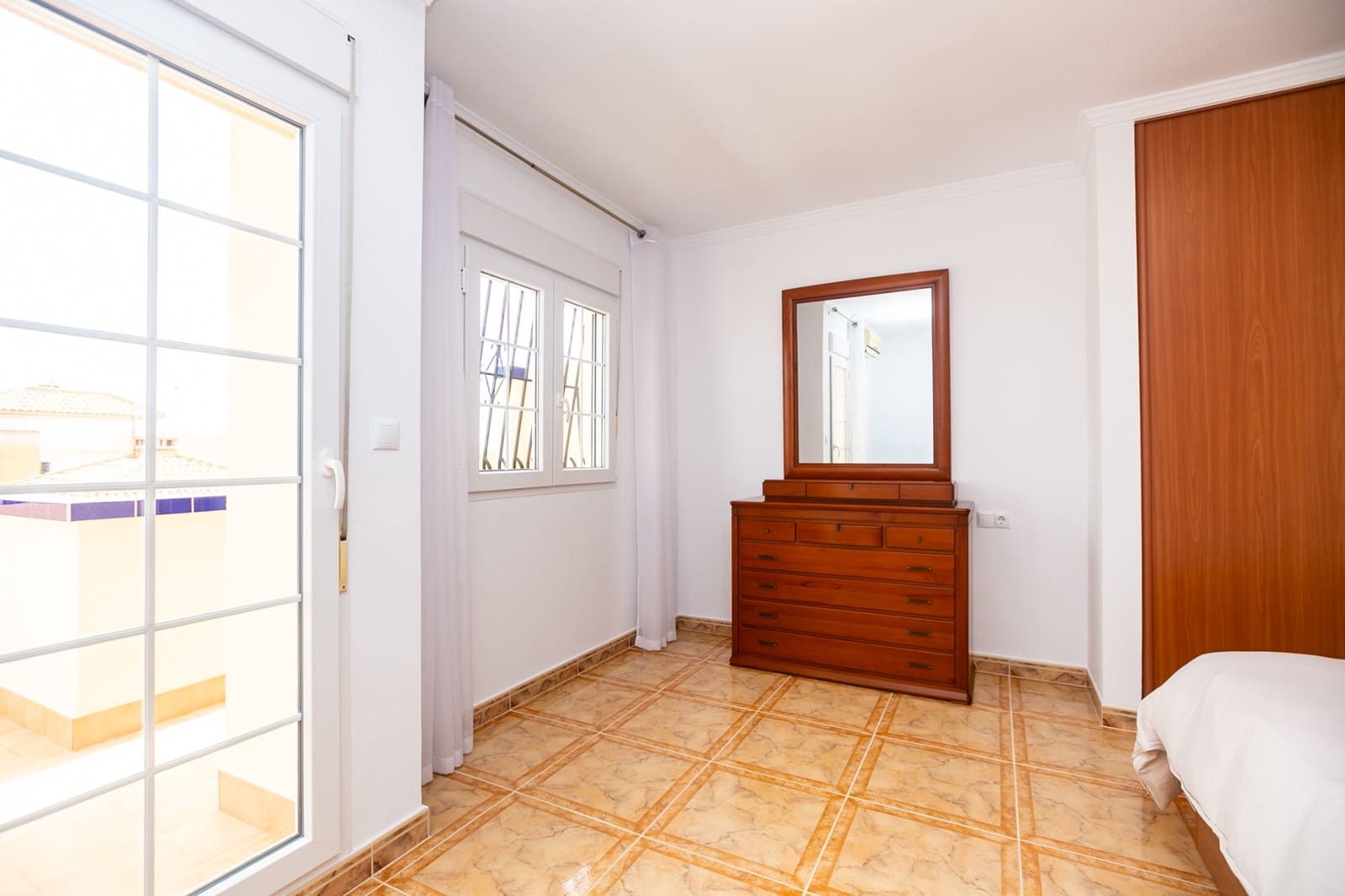 Casa de 3 habitaciones en La Zenia en venta con piscina - 280.000 € (Ref: 9981411)