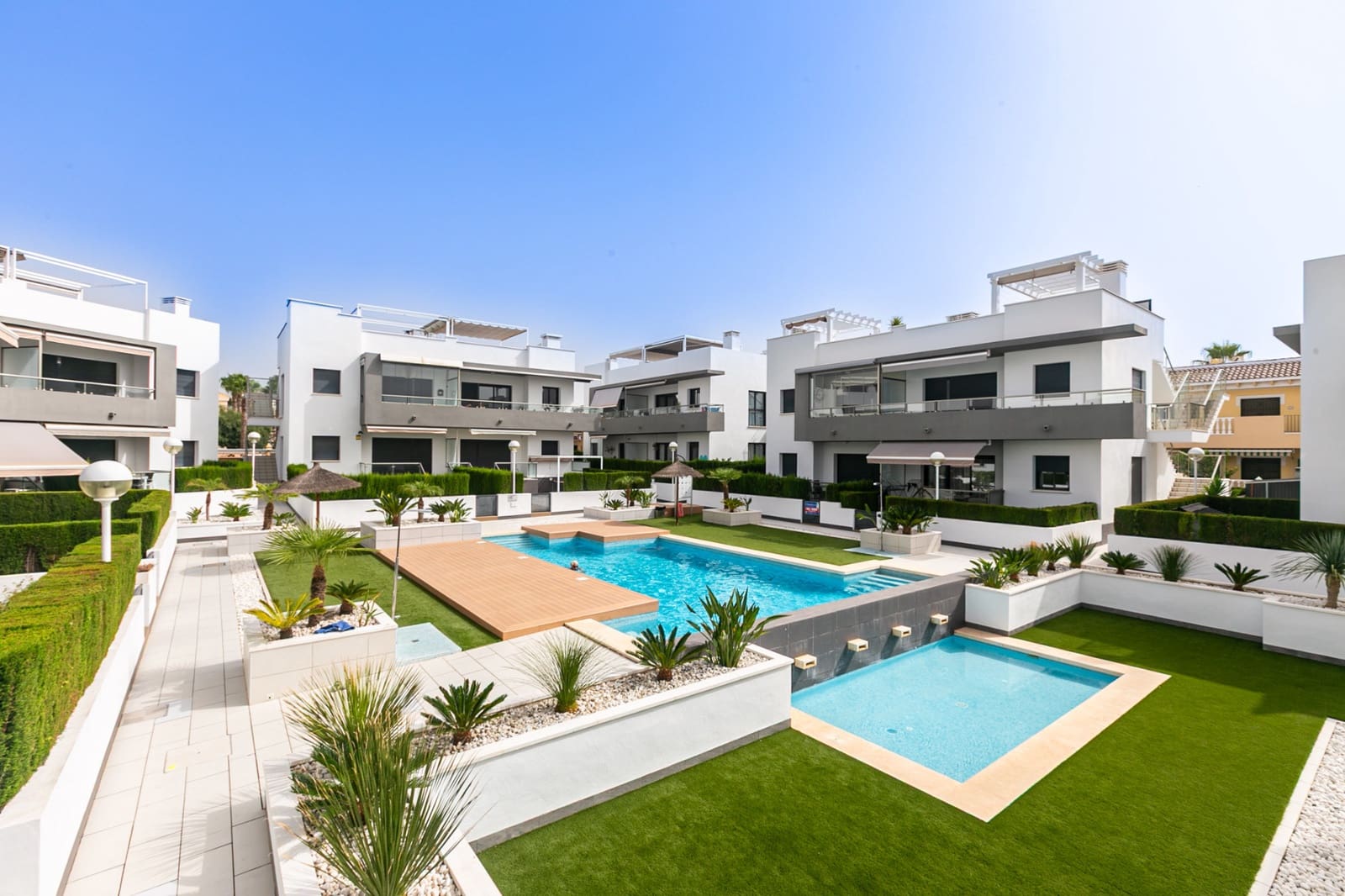 Bungalow de 2 habitaciones en Doña Pepa en venta con piscina - 289.500 € (Ref: 9981412)