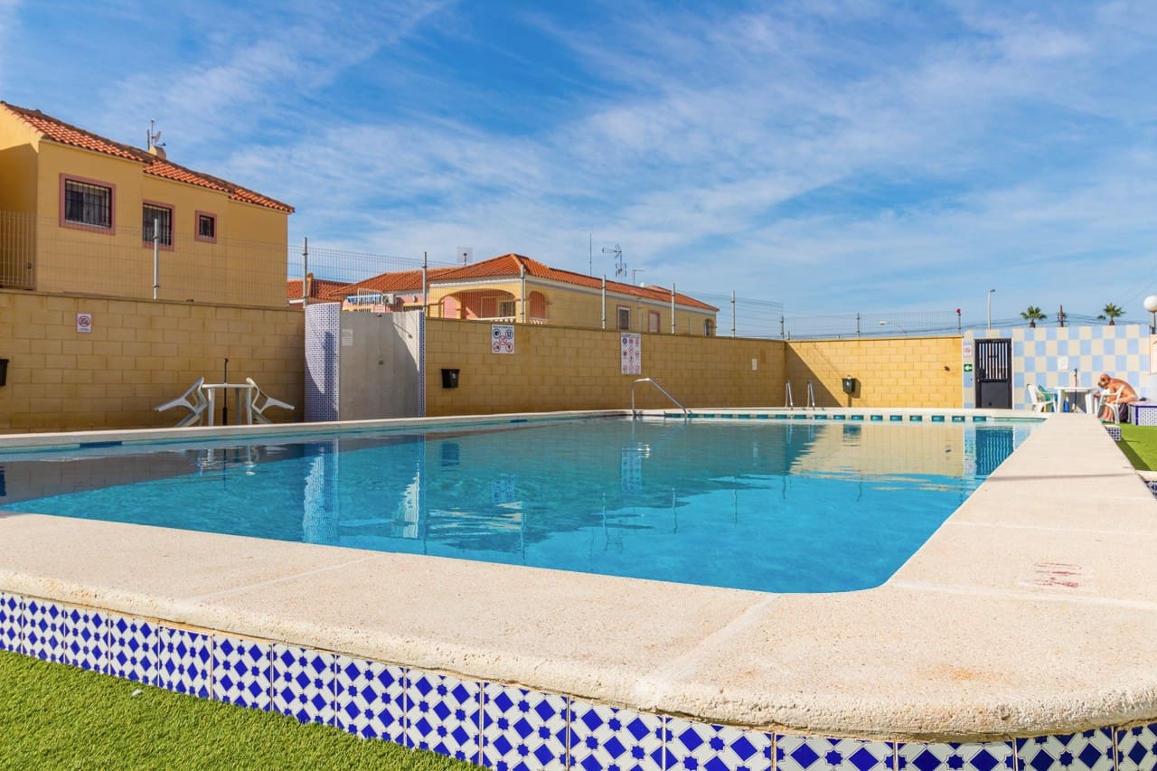 1 sypialnia Apartament na sprzedaż w El Chaparral z basenem - 105 000 € (Ref: 9981497)