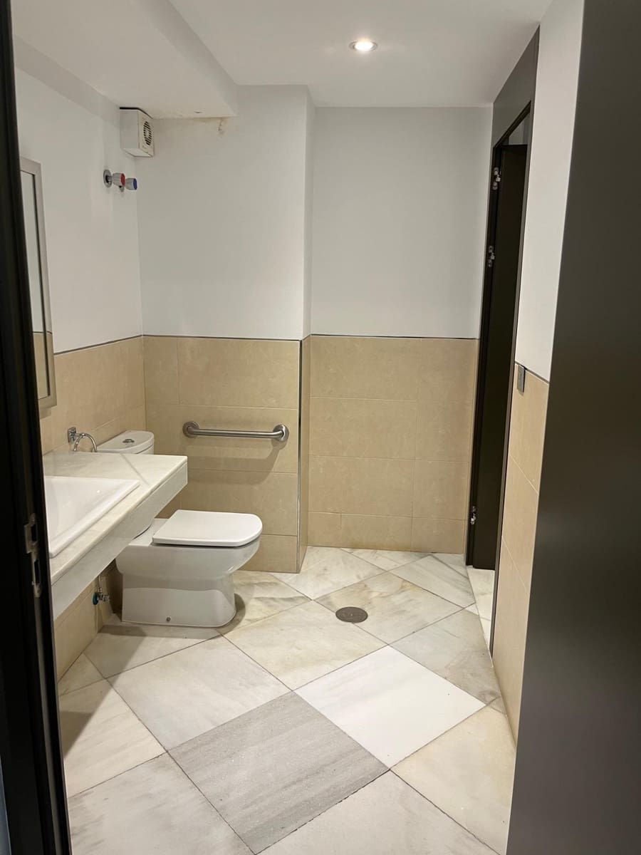 4 soveværelse Kontor til salg i Malaga by - € 550.000 (Ref: 9296812)