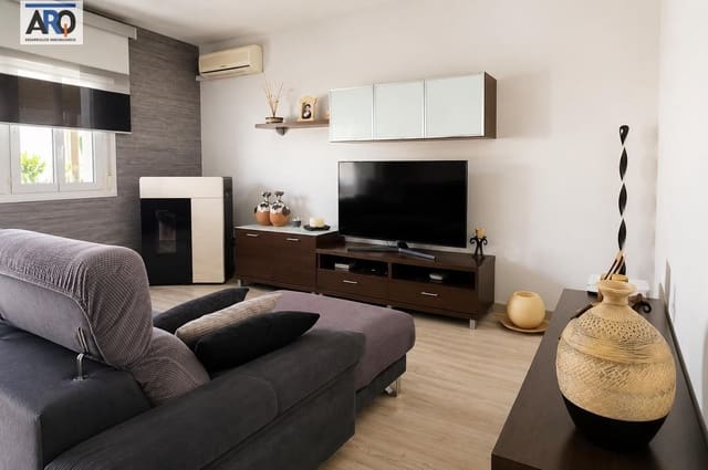 3 Zimmer Villa zu verkaufen in Humilladero mit Pool Garage - 295.000 € (Ref: 9978796)