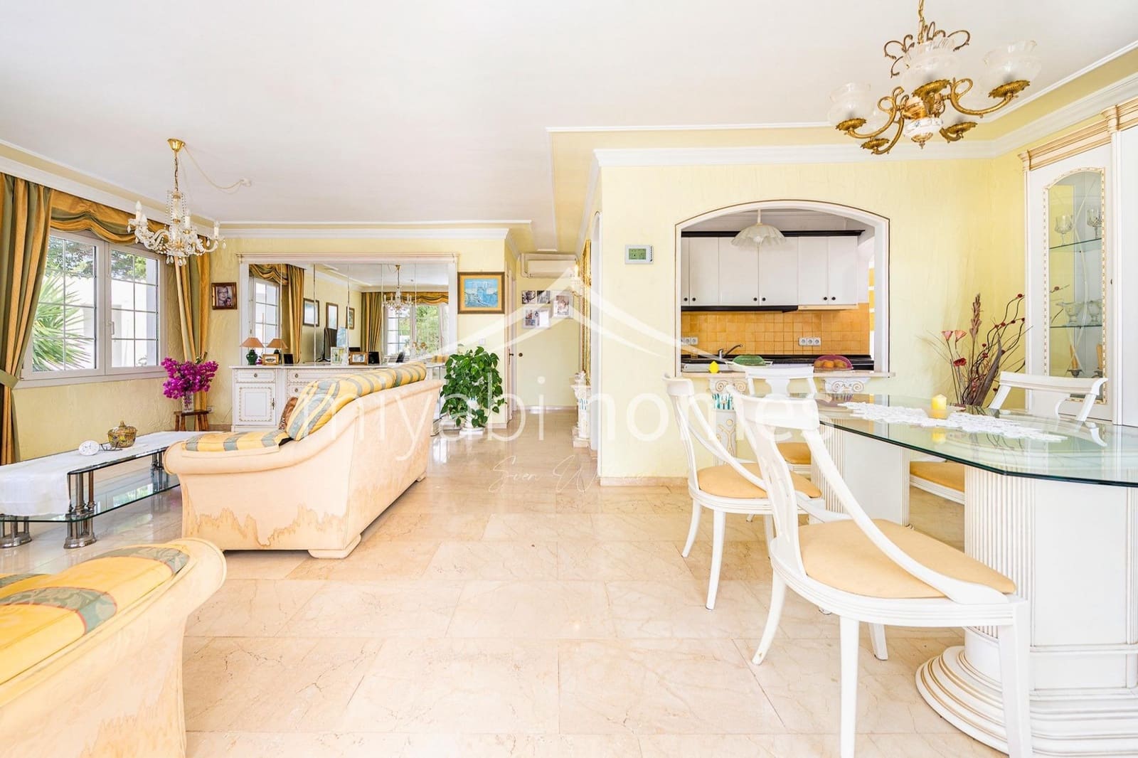 7 bedroom Bungalow for sale in Playa del Ingles with garage - € 1,450,000 (Ref: 9416177)