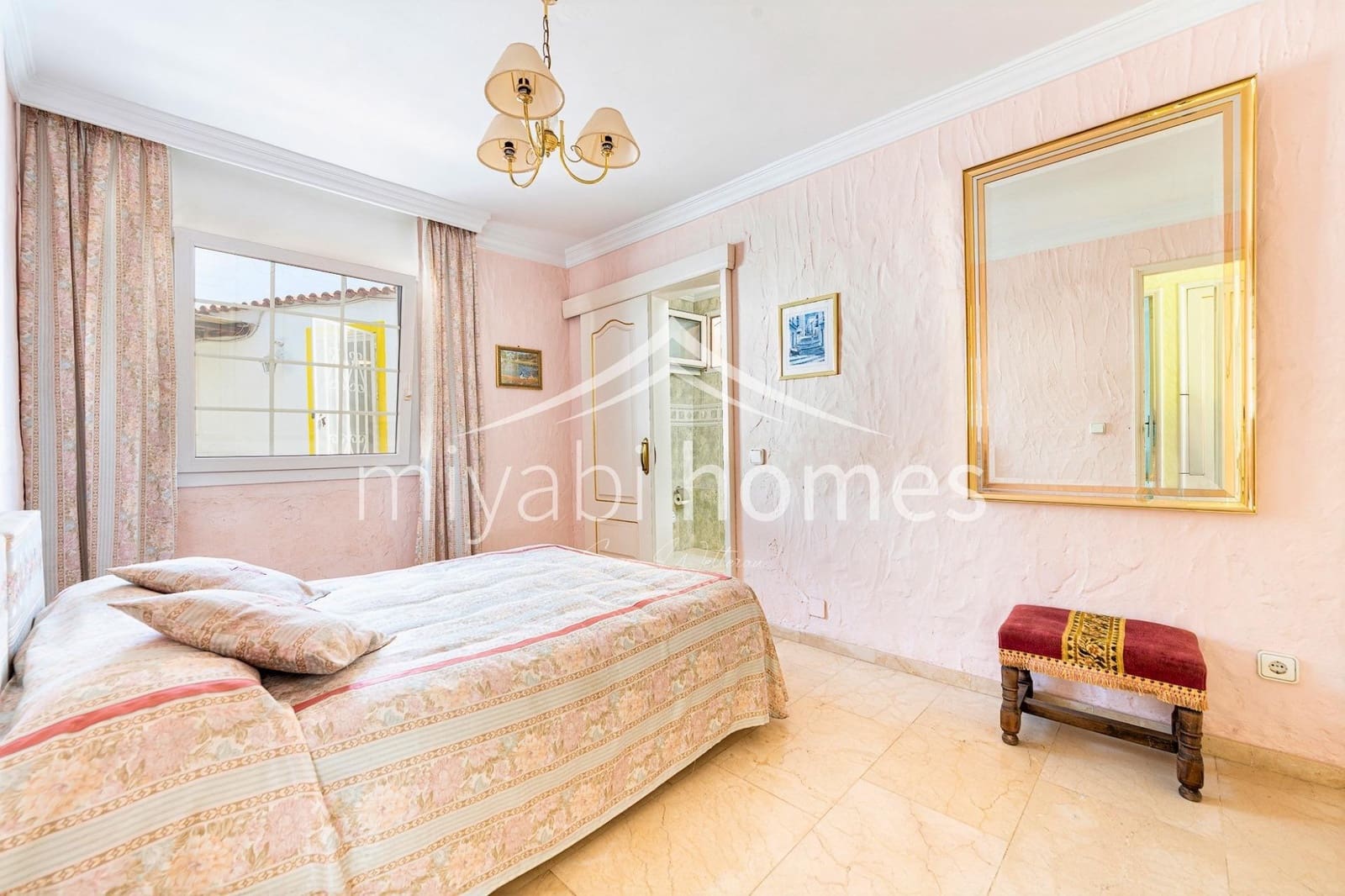 7 bedroom Bungalow for sale in Playa del Ingles with garage - € 1,450,000 (Ref: 9416177)