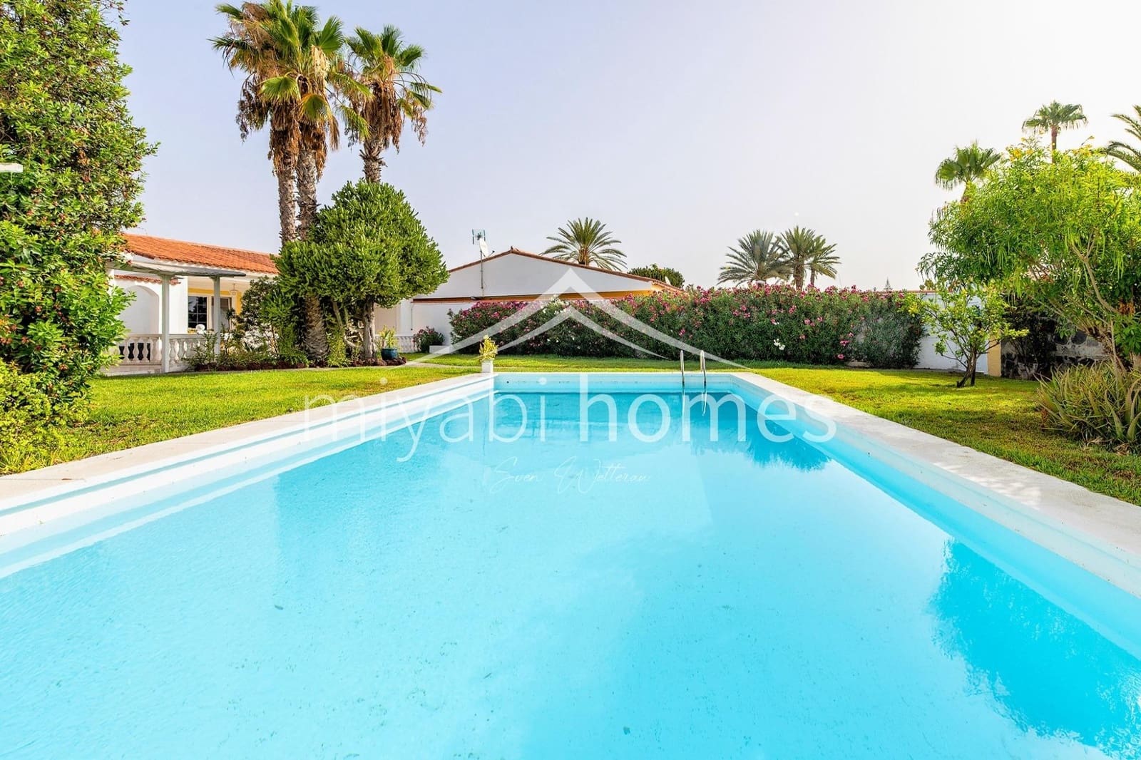 7 bedroom Bungalow for sale in Playa del Ingles with garage - € 1,450,000 (Ref: 9416177)