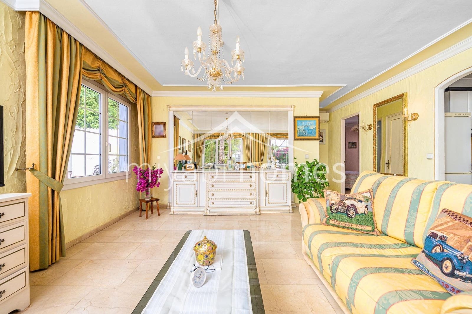 7 bedroom Bungalow for sale in Playa del Ingles with garage - € 1,450,000 (Ref: 9416177)