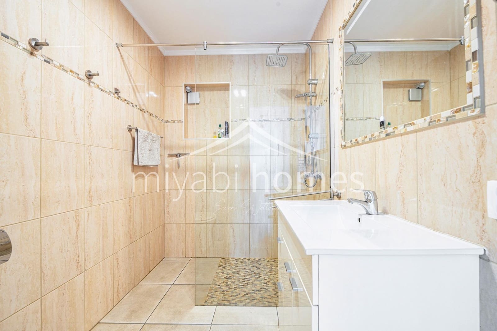 7 bedroom Bungalow for sale in Playa del Ingles with garage - € 1,450,000 (Ref: 9416177)