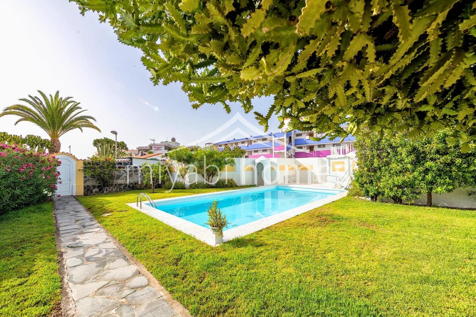 7 bedroom Bungalow for sale in Playa del Ingles with garage - € 1,450,000 (Ref: 9416177)