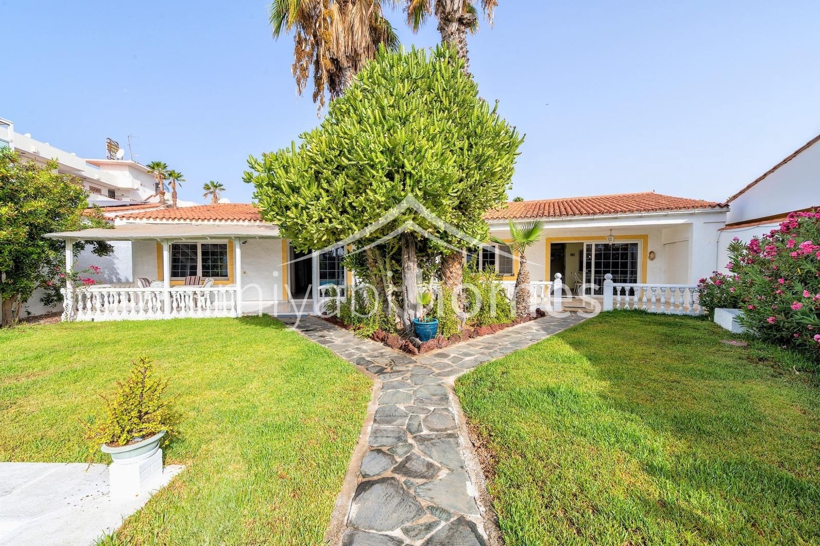 7 bedroom Bungalow for sale in Playa del Ingles with garage - € 1,450,000 (Ref: 9416177)