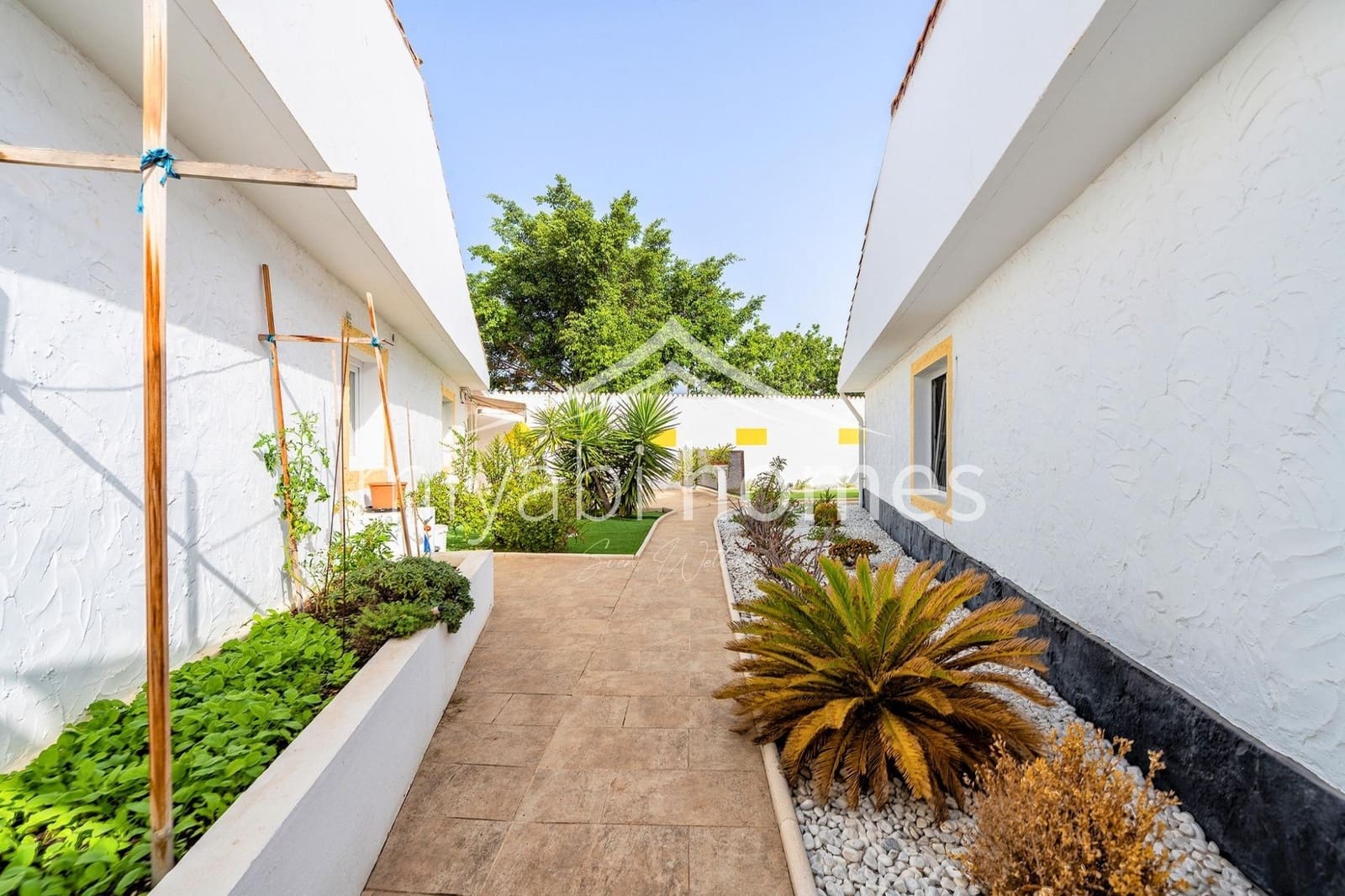 7 bedroom Bungalow for sale in Playa del Ingles with garage - € 1,450,000 (Ref: 9416177)