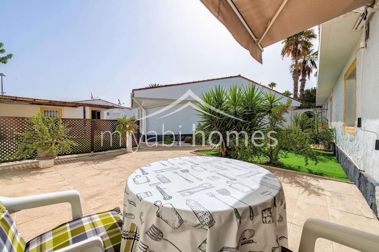 7 bedroom Bungalow for sale in Playa del Ingles with garage - € 1,450,000 (Ref: 9416177)
