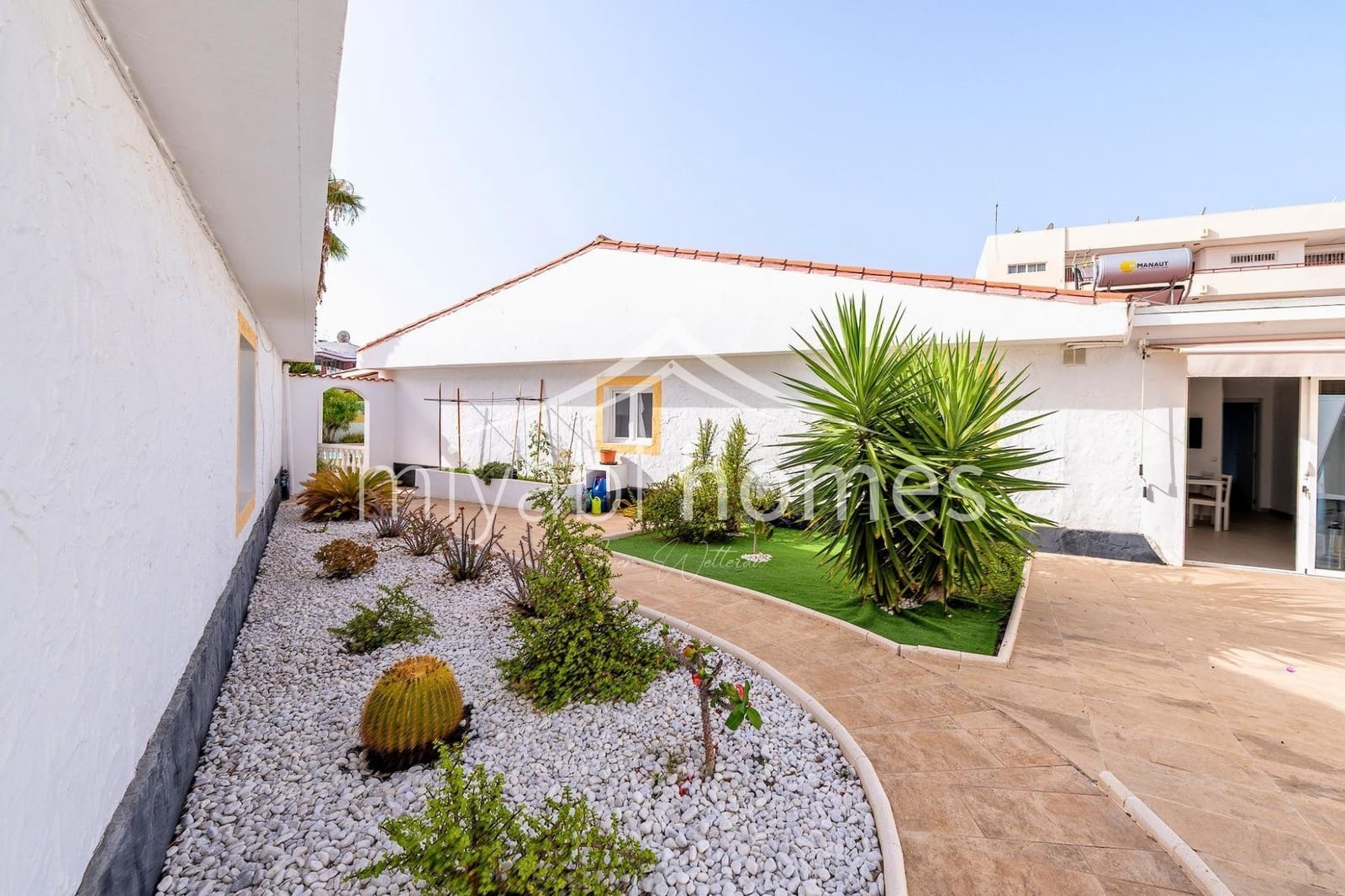 7 bedroom Bungalow for sale in Playa del Ingles with garage - € 1,450,000 (Ref: 9416177)