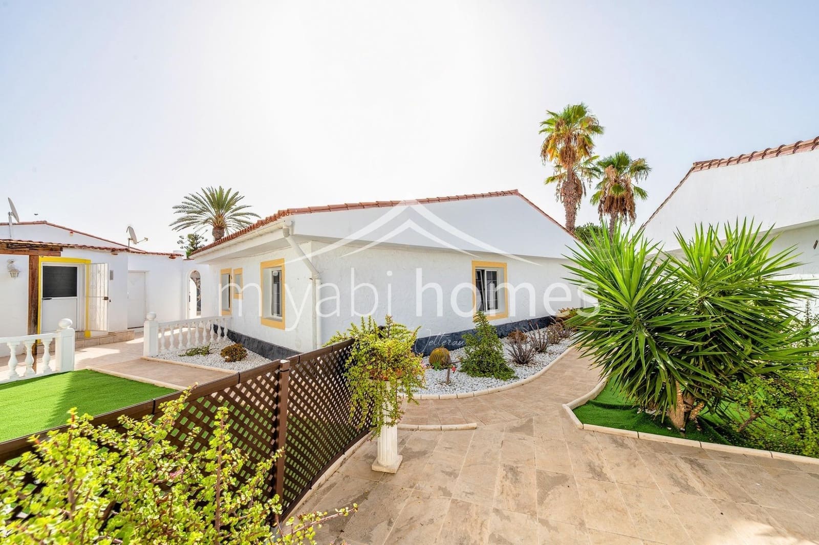 7 bedroom Bungalow for sale in Playa del Ingles with garage - € 1,450,000 (Ref: 9416177)