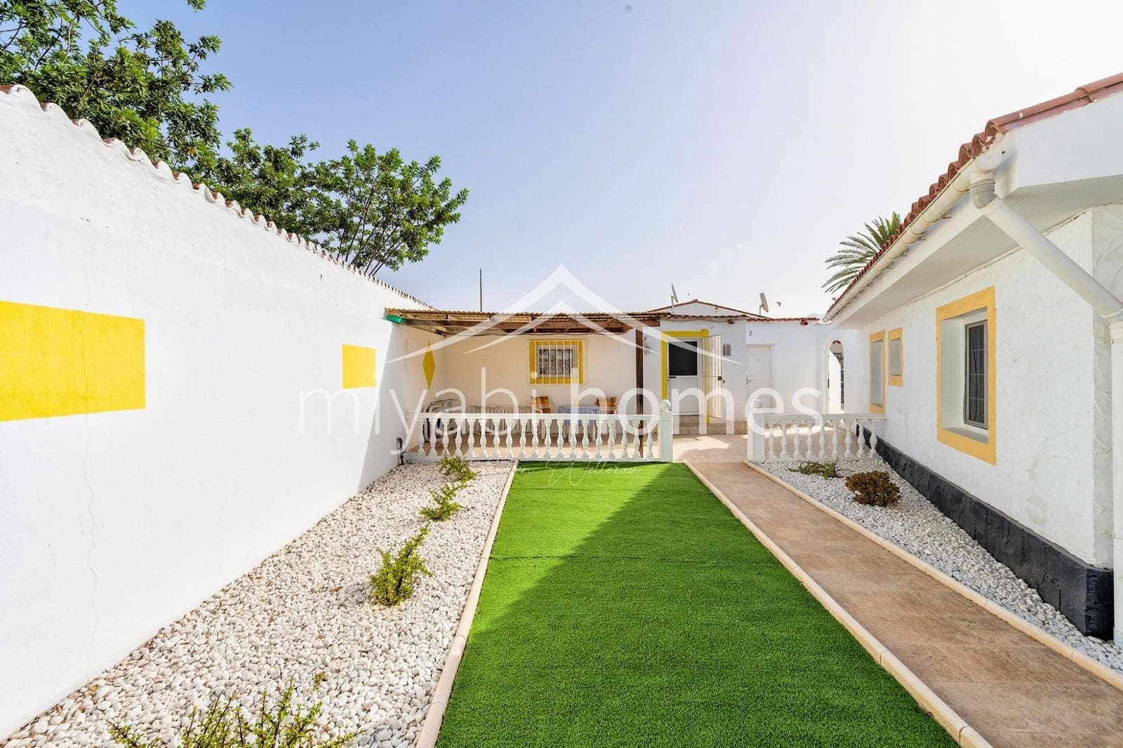 7 bedroom Bungalow for sale in Playa del Ingles with garage - € 1,450,000 (Ref: 9416177)