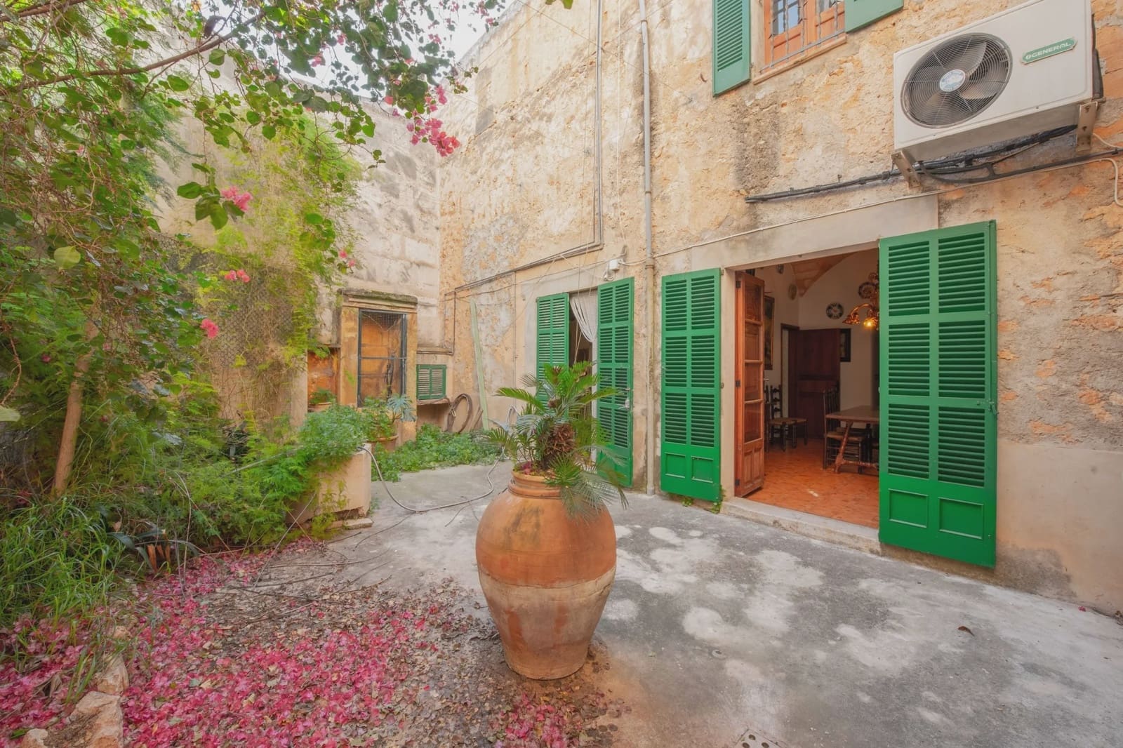 6 bedroom Townhouse for sale in Campos - € 1,300,000 (Ref: 6626759)