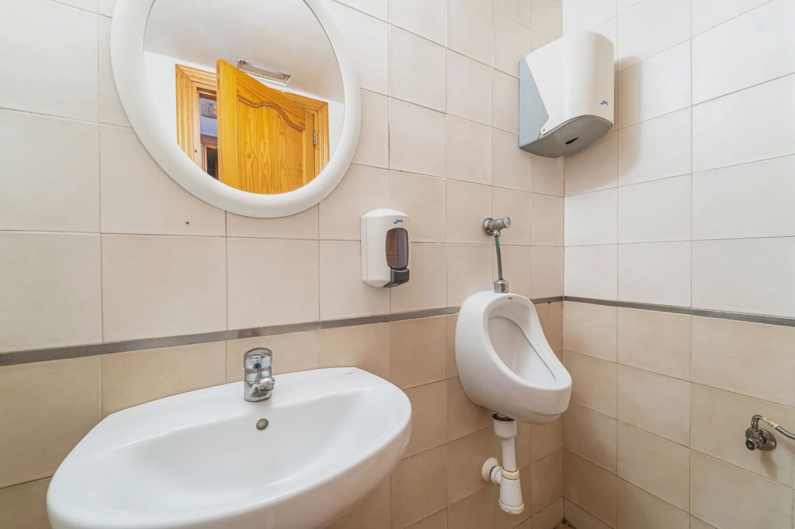 Erhverv til salg i Puerto de Alcudia - € 324.000 (Ref: 8200965)