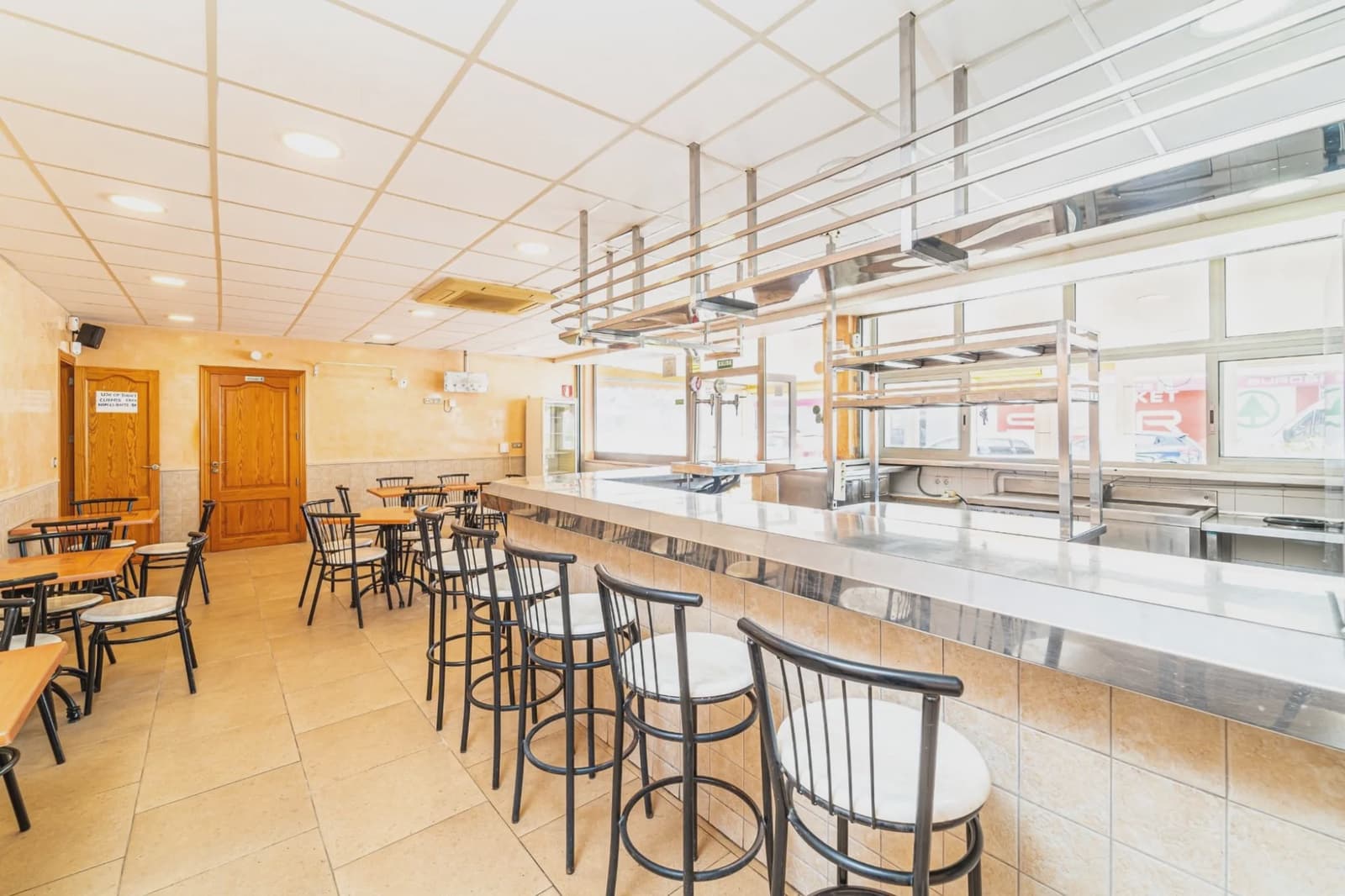 Erhverv til salg i Puerto de Alcudia - € 324.000 (Ref: 8200965)