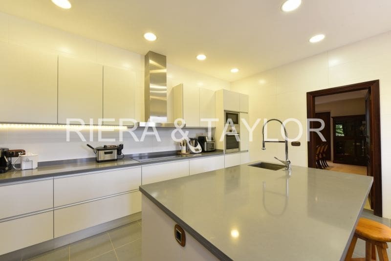 4 bedroom Finca/Country House for sale in Portocristo / Port de Manacor - € 2,975,000 (Ref: 8510751)