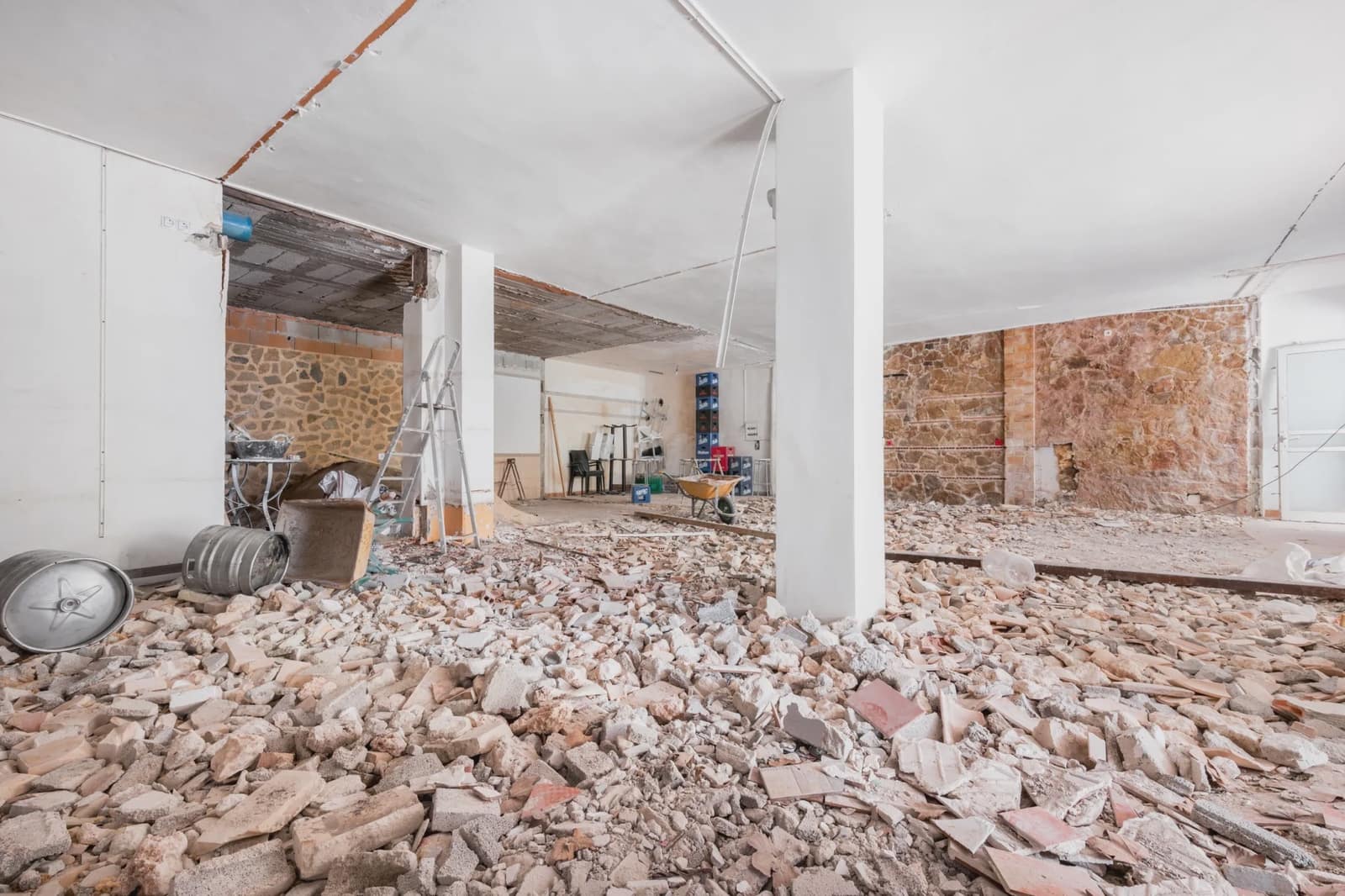 Commercial for sale in Calas de Mallorca - € 137,000 (Ref: 8867540)