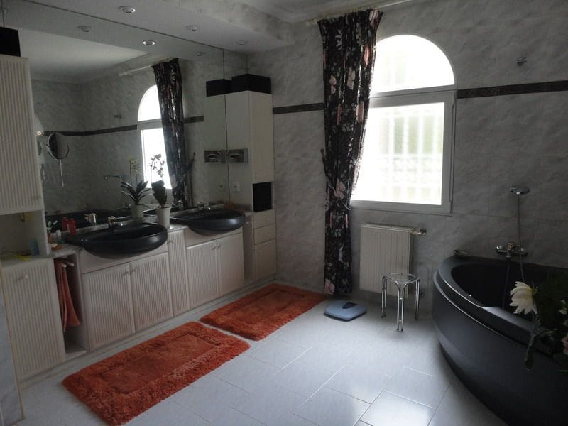 5 sypialnia Willa na sprzedaż w La Nucia z basenem garażem - 2 580 000 € (Ref: 9897945)