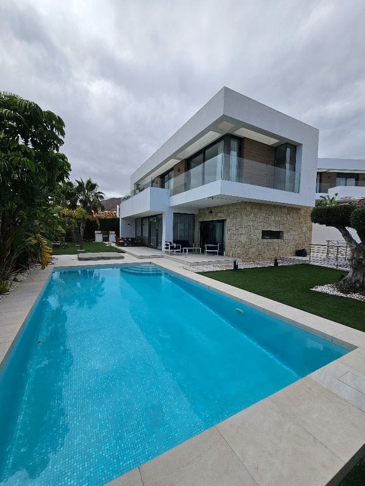 Chalet de 4 habitaciones en Finestrat en venta con garaje - 1.340.000 € (Ref: 9910035)