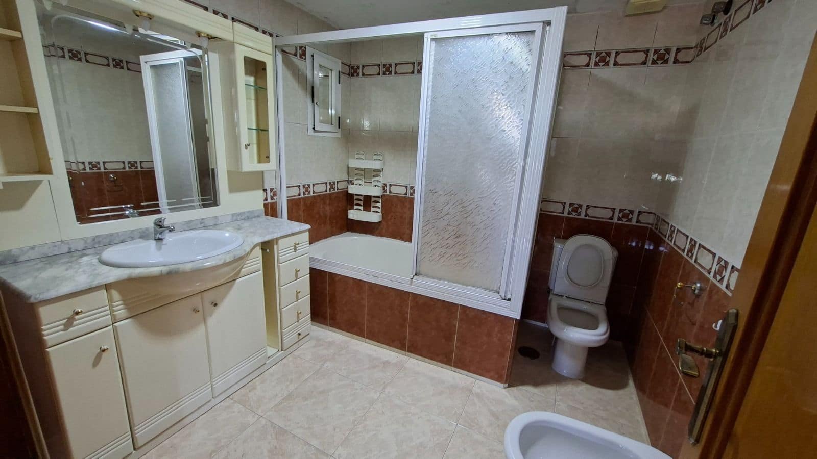 6 soverom Kjedet enebolig til salgs i Benidorm med svømmebasseng garasje - € 480 000 (Ref: 9974676)