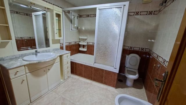 6 soverom Kjedet enebolig til salgs i Benidorm med svømmebasseng garasje - € 480 000 (Ref: 9974676)