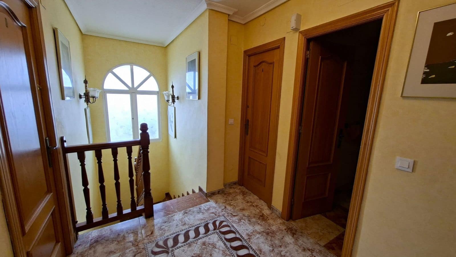 6 soverom Kjedet enebolig til salgs i Benidorm med svømmebasseng garasje - € 480 000 (Ref: 9974676)