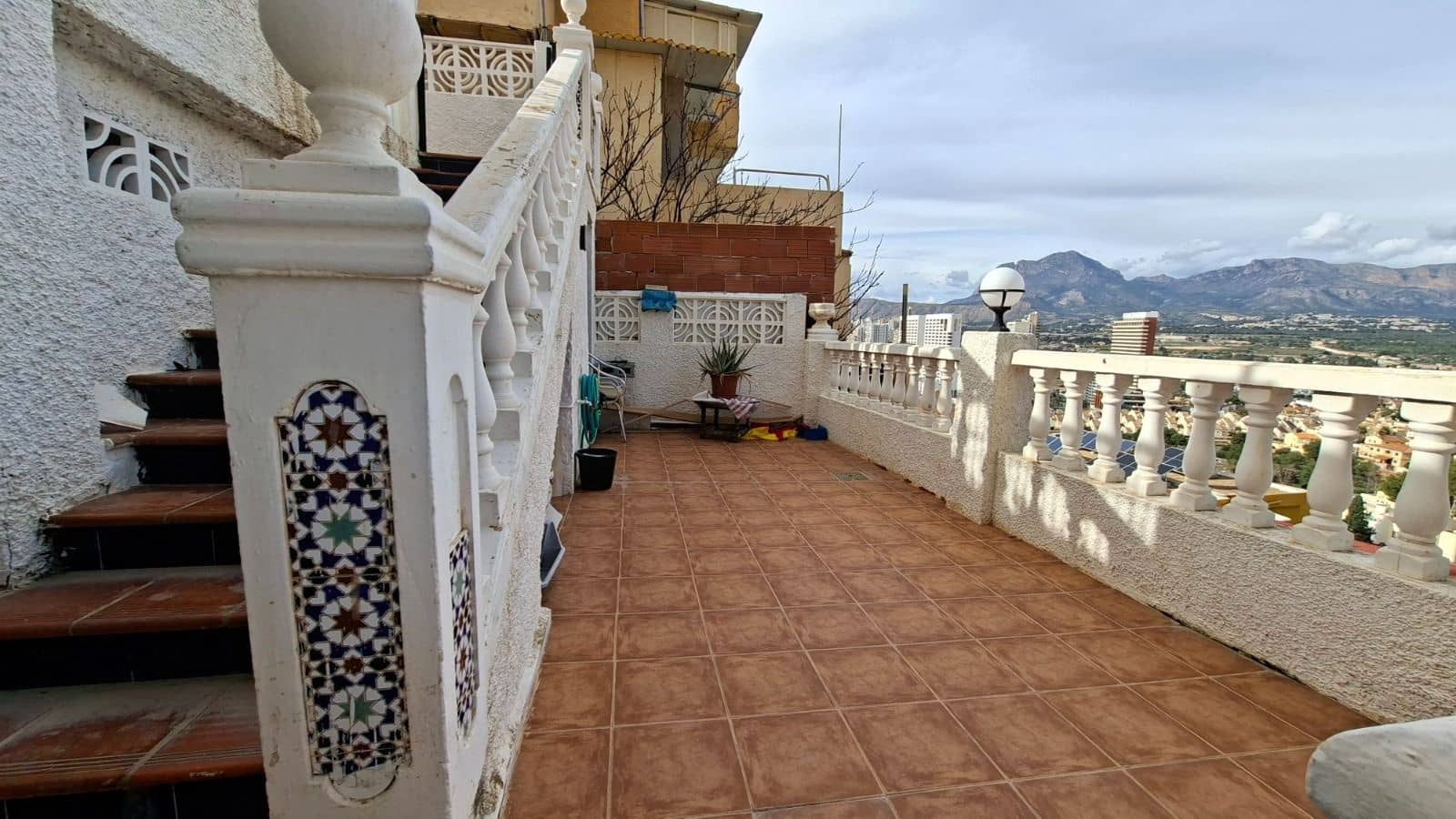 6 soverom Kjedet enebolig til salgs i Benidorm med svømmebasseng garasje - € 480 000 (Ref: 9974676)